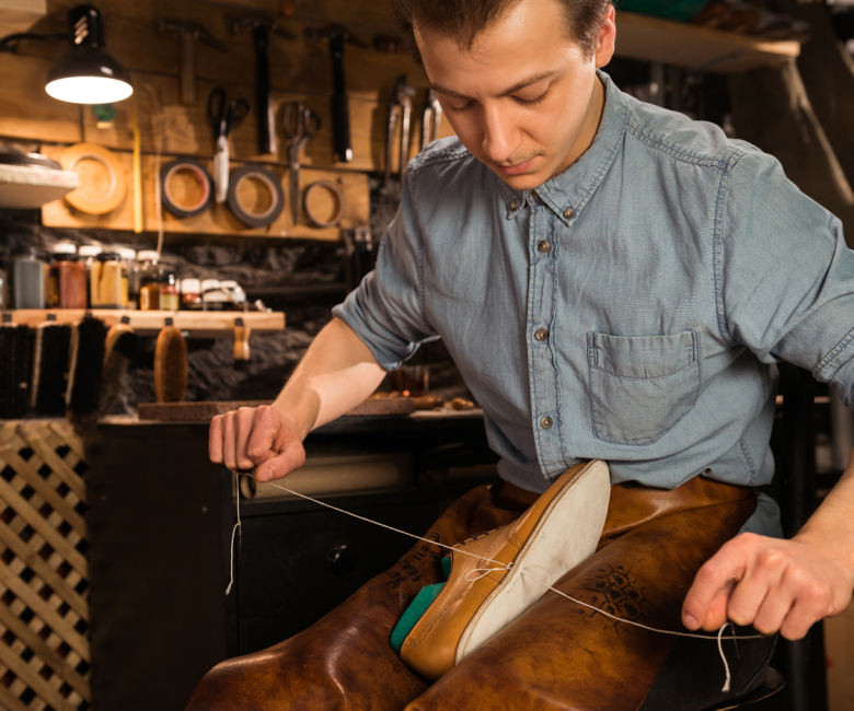 group-of-men-meeting-in-creative-office-PXEKFW4